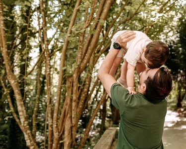 un pere et son fils en plein moment de complicité