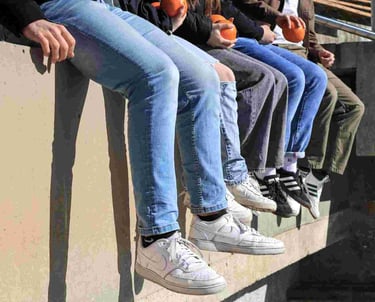 zmoniu kojos nuleistos sedint ant betoninio borto