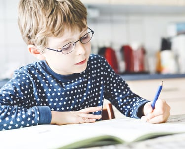 petit garçon qui écrit