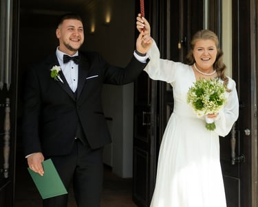 jaunieji dziaugiasi po ceremonijos