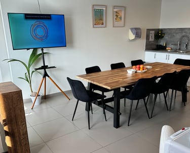 Salle de réunion et de détente avec écran connecté