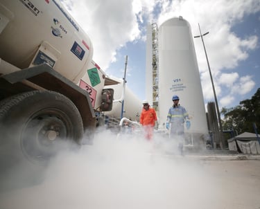 Instalação de tanques com os operadores da carreta e do centro de enchimento.
