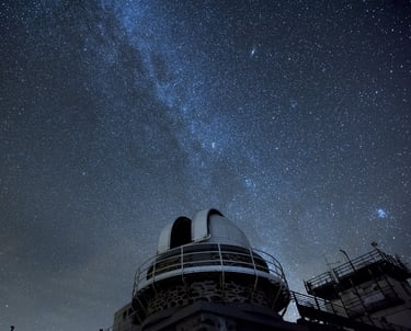 Telescope T1M sous la voie lactée Pic du Midi Pyrénées France 