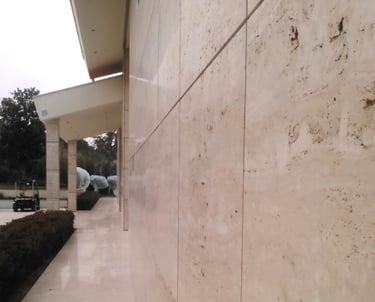 Trawertyn na elewacje jasny kremowy kamień naturalny