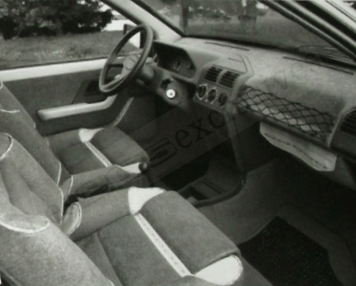 sacoche à la place de la boite à gant dans la peugeot agades 4x4 1989