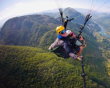 Volo in parapendio biposto sopra la Valle Reatina, esperienza outdoor con vista su lago e montagne vicino a Rieti