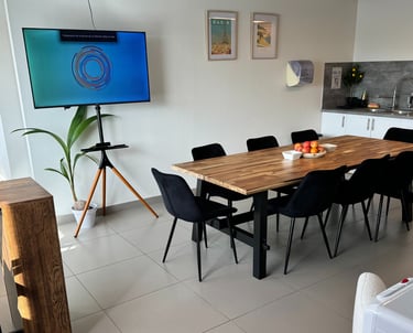 Salle de réunion et de détente avec écran connecté