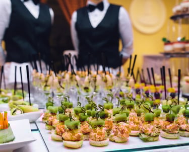 Mesa de sushi com garçons prontos para servir