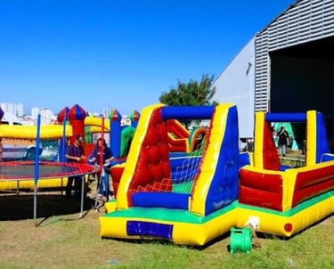Brinquedos infláveis para as crianças se divertirem