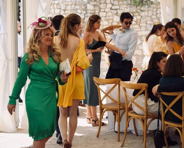 Invitée élégante d'un mariage en Provence