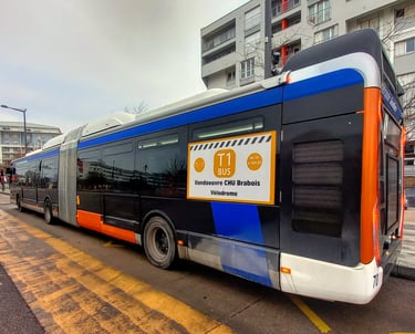 Le 416, on aperçoit les couleurs oranges, noires et bleues, et grises.