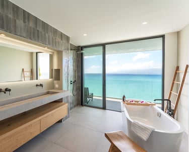 Salle de bain moderne de la Villa Guacana avec baignoire et vue sur la mer des Caraibes ilet du gosier les saintes