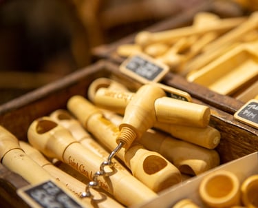 Idées cadeaux en buis tourné : tire-bouchon, coquetier, pelle à sel en buis...