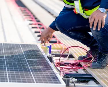 Hombre con pantalón de mezclilla azul y chaleco amarillo fosforescente realizando mantenimiento de p