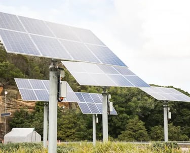 Fotografía desde abajo de paneles solares en León Guanajuato en color azul colocados en alto en el p