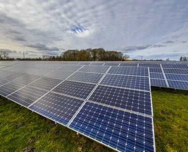 Fotografía de paneles solares en León Guanajuato en color azul colocados en el pasto al aire libre d