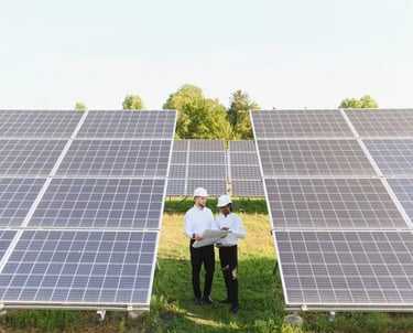 Fotografía de un hombre y una mujer con casco de protección parados en medio de paneles solares en S