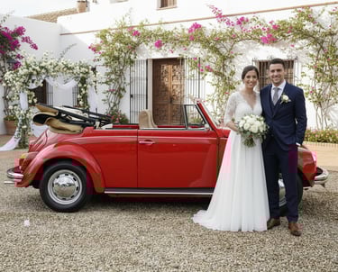 Volkswagen Beetle Cabriolet rojo 1971 para bodas, alquiler de coche clásico con encanto retro en España.