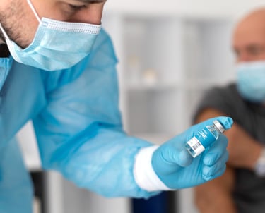 profissional de saúde com uma ampola na mão