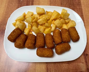 croquetas de jamón acompañadas con patatas