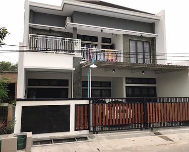 rumah dengan fasad terkesan gagah dan luas