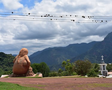 vista panorámica del monumento a la Pachamama y la Capilla de la localidad de San Francisco