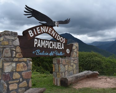 cartel en piedra y madera al ingreso de la localidad de Pampichuela