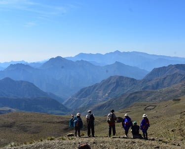 guías locales y turistas al inicio del Qhapaq Ñan, red vial andina en Santa Ana
