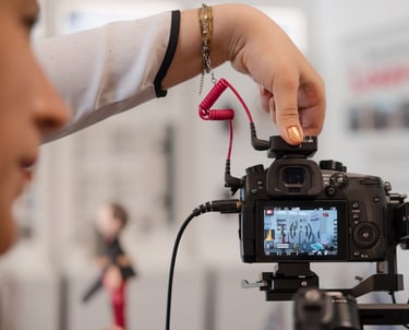 Matériel en tournage de vidéo d'entreprise avec la vidéaste léa olivier