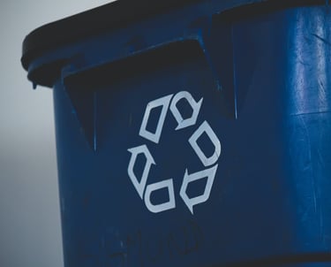 Kék szelektív hulladékgyűjtő - a fenntartható hulladékgazdálkodás és környezetvédelem szimbóluma
