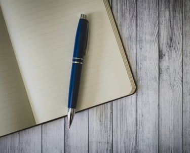 Caderno de anotações e caneta