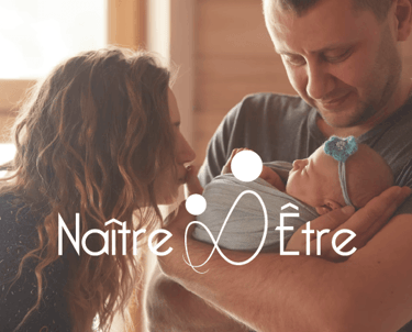 un couple avec un bébé dans le bras, un logo symbolisant un adulte tenant un enfant