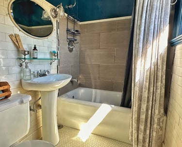 bathroom with deep soak tub 2123 rivermont apartments