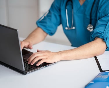 სამედიცინო პროფესიონალი ასრულებს სამედიცინო თარგმანს ლეპტოპზე