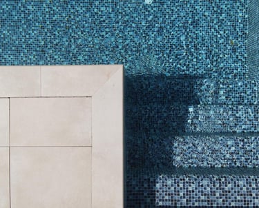 Einzigartige Poolgestaltung mit Glasmosaik Ob klassische Muster oder moderne Designs – mit maßgesch