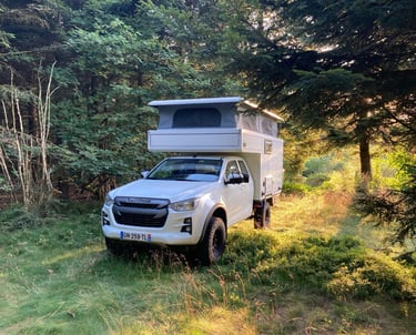 Una pick-up con célula camper y techo elevable
