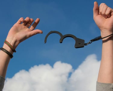Manos de una persona que esta siendo liberada de la carcel