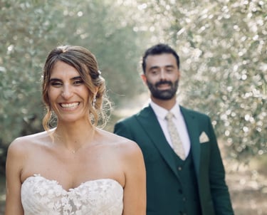 Couple de mariés dans un champs d'olivier à Pertuis