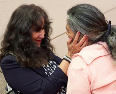 dos mujeres dandose un abrazo
