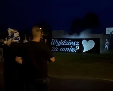 baner zaręczyny z napisem wyjdziesz za mnie pirotechnika