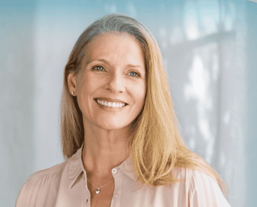 Mujer sonriente, reflejando un ambiente amigable y relajado en una clínica dental