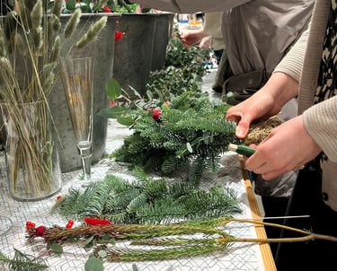 Adventes vainaga darbnīca — skuju vainags ar dabas materiāliem un kaltētiem ziediem un dekoriem