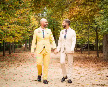 "Pareja gay casada paseando de la mano en Madrid, celebrando su amor y su boda."
