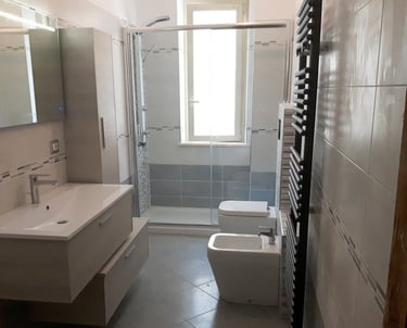 Bagno rinnovato con doccia al posto della vasca