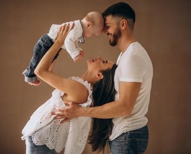 Père mère et enfant heureux