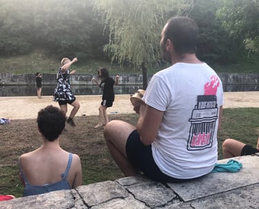 People dancing munheiras