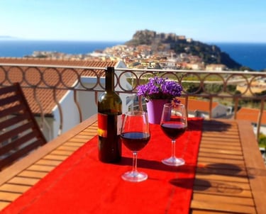 Taras apartamentu Amare Castelsardo z widokiem na morze.