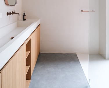 Badkamer muren en vloer bekleed in Microtopping door Joca Interior