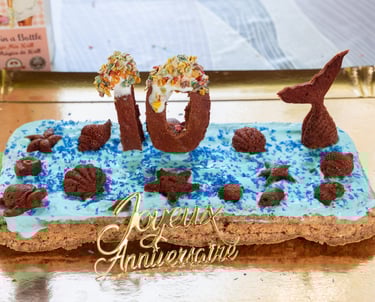 gâteau d'anniversaire pour chiens sous l'océan