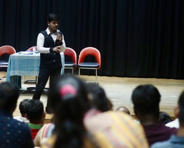 Dheeraj is the best corporate magician in Delhi India.